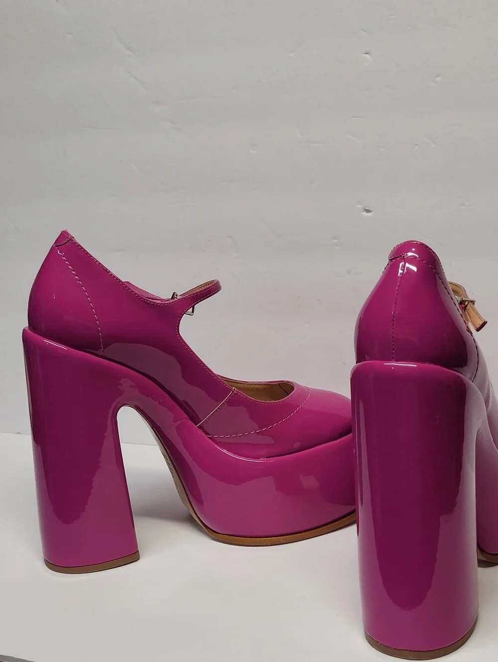 SCHUTZ eye catching